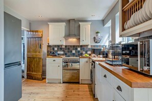 Microwave, oven, dishwasher, cookware/dishes/utensils - 3 Bed in Holt (oc-2342) (Holt)