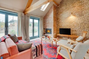 Televisión y chimenea 