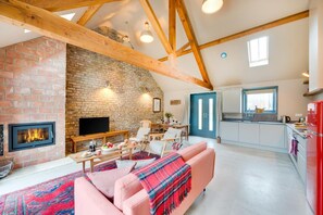 TV, fireplace - 2 Bed in Holme-on-Spalding-Moor (oc-vy215) (Holme-on-Spalding-Moor)