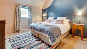 A bedroom with a bed, a bedside table, a window with curtains, and a skylight. - 2 Bed in Holme-on-Spalding-Moor (oc-vy215) (Holme-on-Spalding-Moor)