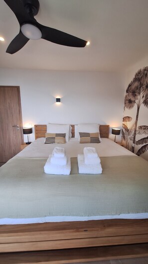 2 habitaciones, tabla de planchar con plancha y cuna de viaje 