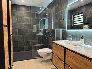 Shower, hair dryer, towels, soap - OceanBliss – Brand New 2BD with Stunning View of St. Barth (Saint Martin)
