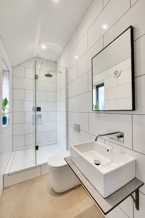 A modern bathroom with a glass-enclosed shower, a white sink, and a toilet. - 7 Bed in Holme-on-Spalding-Moor (oc-vy216) (Holme-on-Spalding-Moor)