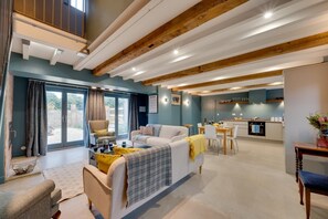 TV, fireplace - 7 Bed in Holme-on-Spalding-Moor (oc-vy216) (Holme-on-Spalding-Moor)