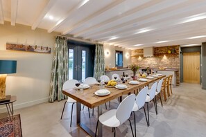 Dining - 7 Bed in Holme-on-Spalding-Moor (oc-vy216) (Holme-on-Spalding-Moor)