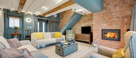 TV, fireplace