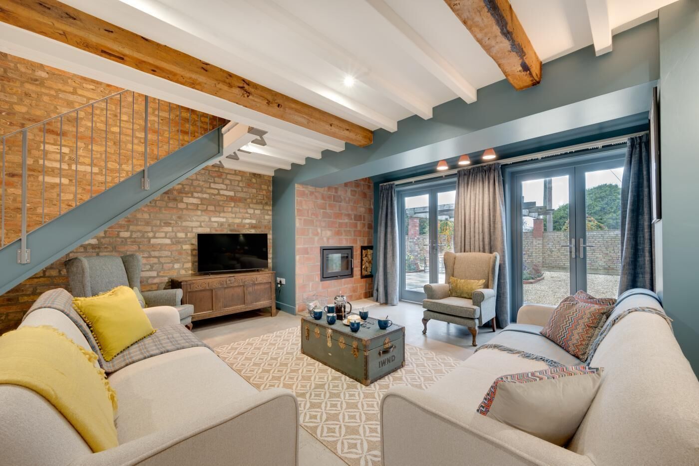 Televisión y chimenea 