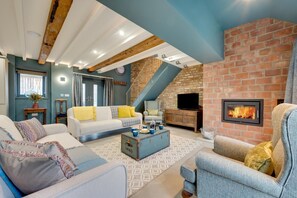 Televisión y chimenea 