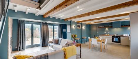 Televisión y chimenea