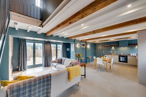 Televisión y chimenea 