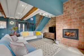 Televisión y chimenea 