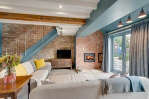 TV, fireplace - 2 Bed in Holme-on-Spalding-Moor (oc-vy214) (Holme-on-Spalding-Moor)