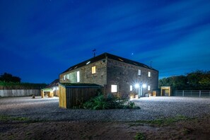 A large, multi-story brick building with a gravel driveway and a small wooden structure to the left. - 2 Bed in Holme-on-Spalding-Moor (oc-vy214) (Holme-on-Spalding-Moor)