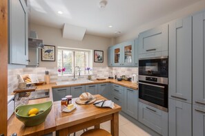 Microwave, oven, dishwasher, cookware/dishes/utensils - 1 Bed in North Stainley (oc-ds1075) (North Stainley)
