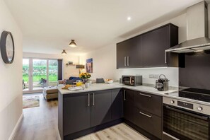 Oven, dishwasher, cookware/dishes/utensils - 3 Bed in Penrose (oc-butcup) (Penrose)
