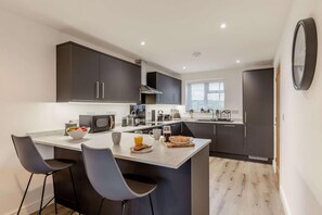 Oven, dishwasher, cookware/dishes/utensils - 3 Bed in Penrose (oc-butcup) (Penrose)