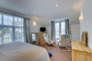 3 bedrooms, iron/ironing board, travel cot, free WiFi - 3 Bed in Swanage (oc-wy446) (Swanage)