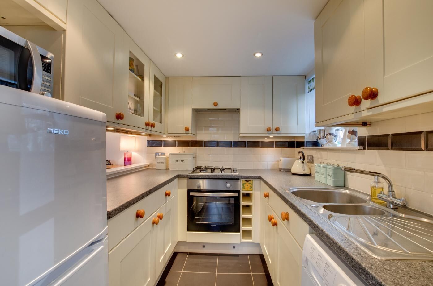 ميكروويف، فرن، غسالة أطباق، كرسي للأطفال