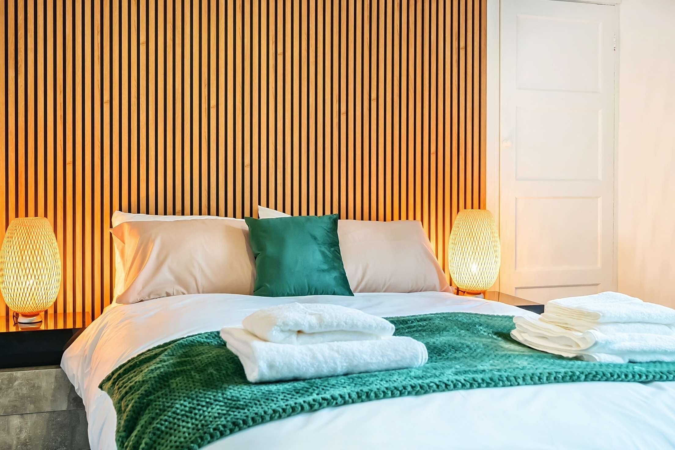 Tabla de planchar con plancha, wifi y ropa de cama 