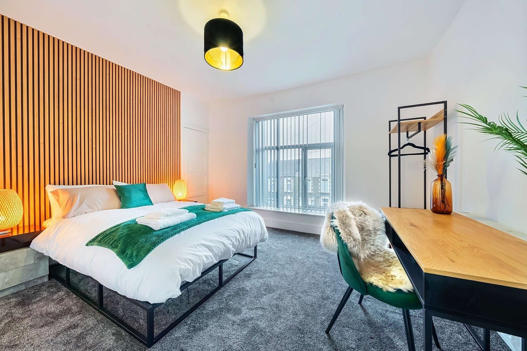 Tabla de planchar con plancha, wifi, ropa de cama