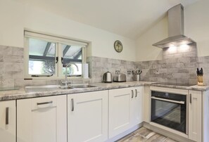 Microwave, oven, dishwasher, cookware/dishes/utensils