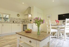 Microwave, oven, dishwasher, cookware/dishes/utensils