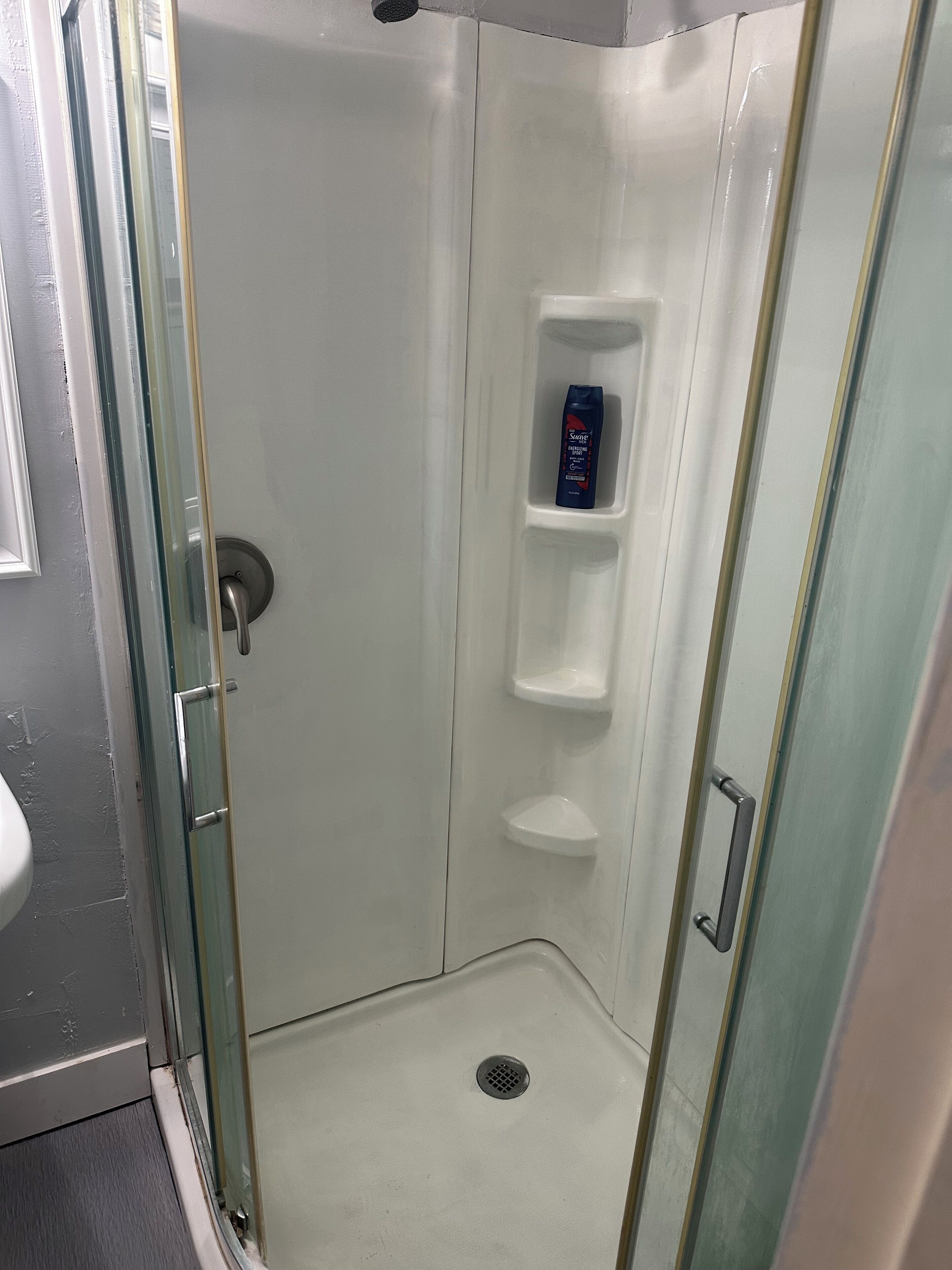 Een douche, handdoeken, zeep, toiletpapier