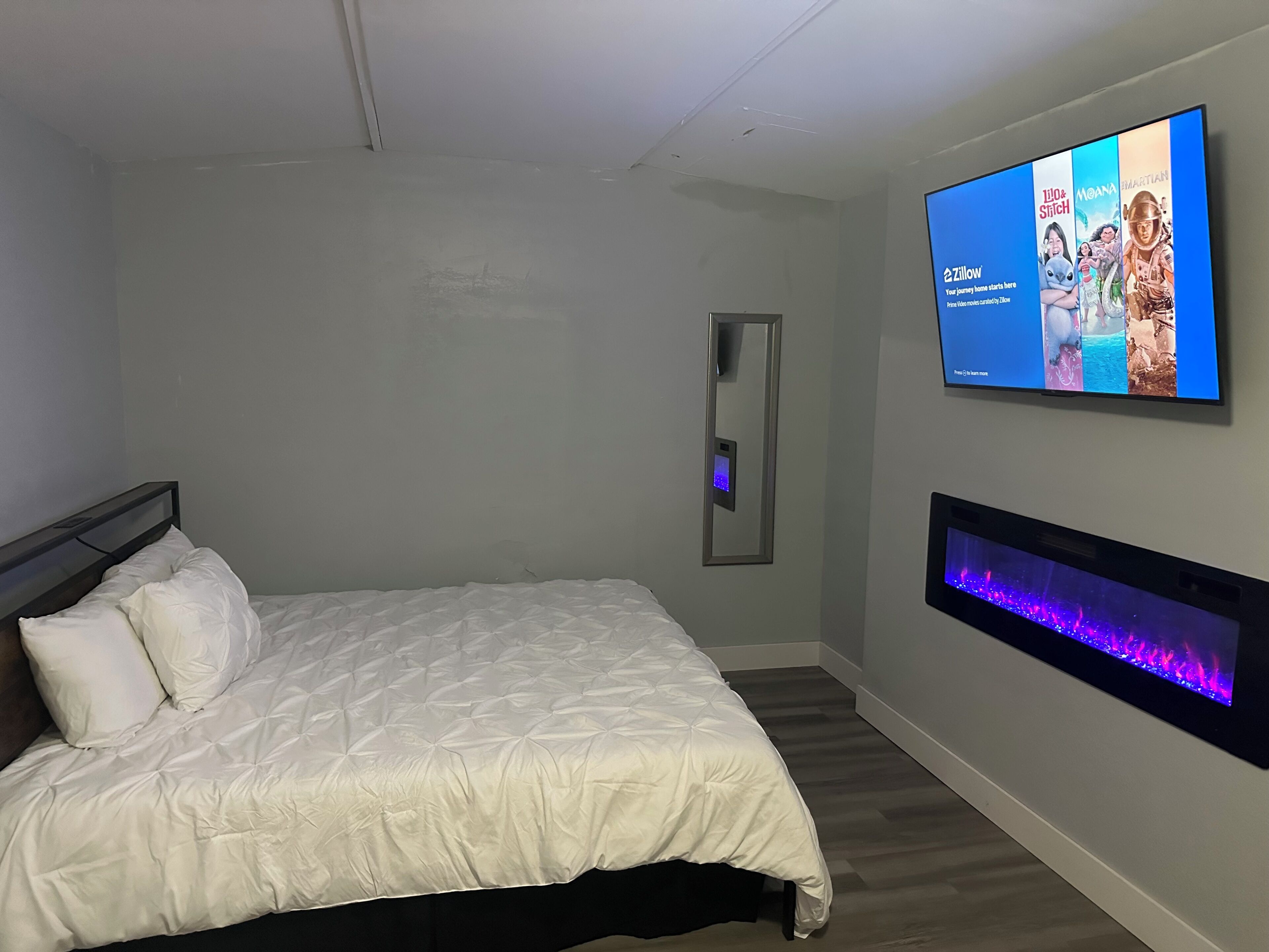 Tabla de planchar con plancha, wifi y ropa de cama 