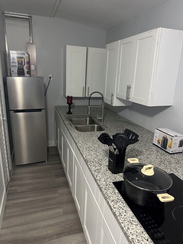 Cozy 1-bedroom Guest Home in Miami Gardens with AC