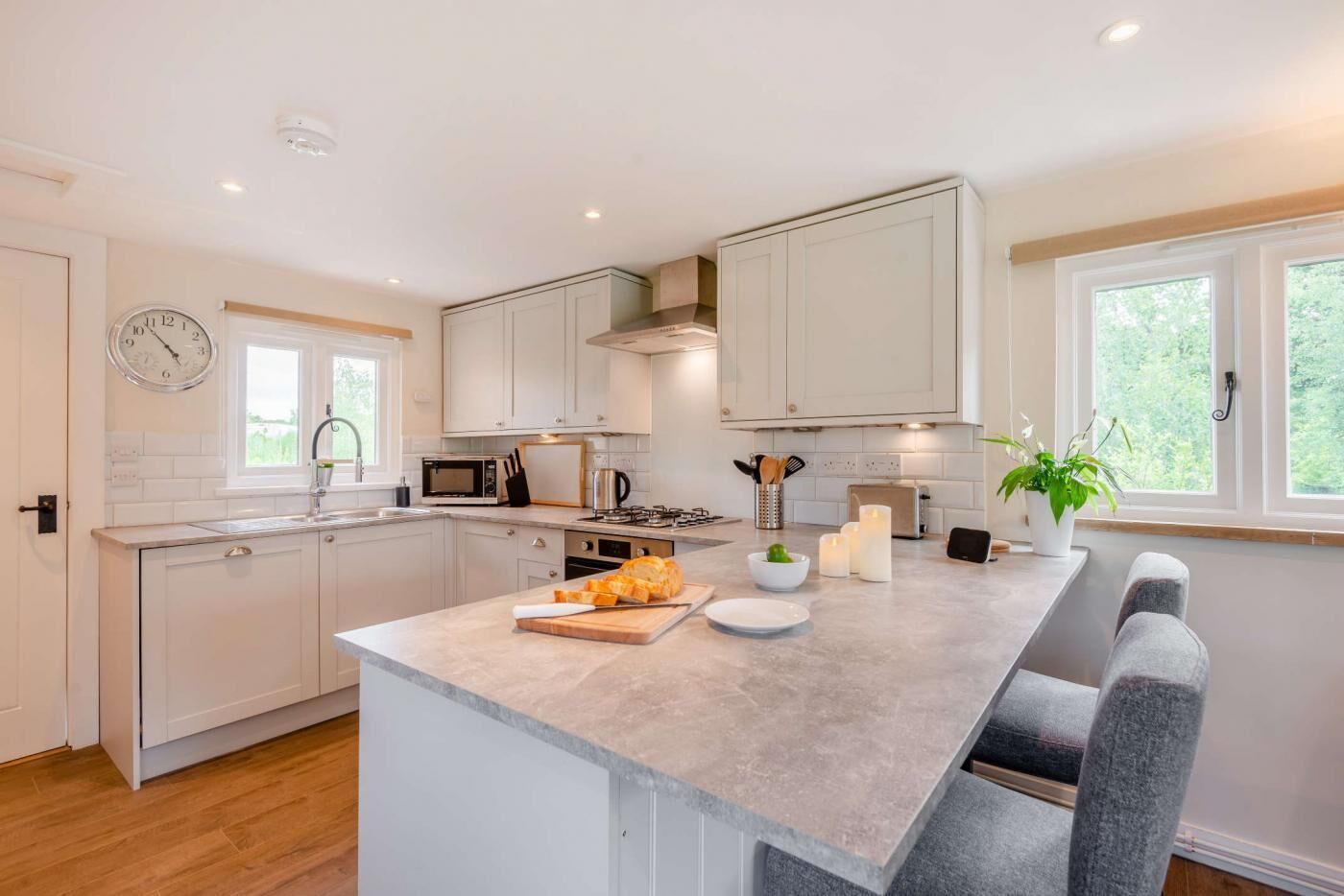 Four, lave-vaisselle, chaise haute