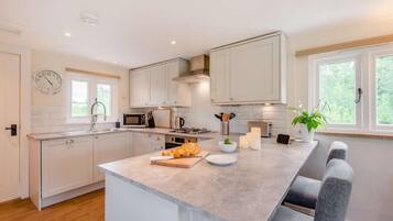 Ofen, Geschirrspüler, Hochstuhl, Kochgeschirr/Geschirr/Besteck