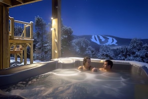 Outdoor spa tub - Exceptional Mont-Tremblant view • Spa, Sauna, Billiards • Summit of Dreams (Lac-Supérieur)