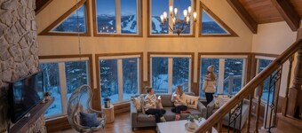 Exceptional Mont-Tremblant view • Spa, Sauna, Billiards • Summit of Dreams