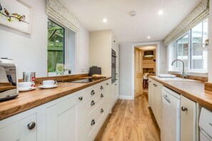 Oven, dishwasher, high chair, cookware/dishes/utensils - 2 Bed in Holt (oc-2377) (Holt)