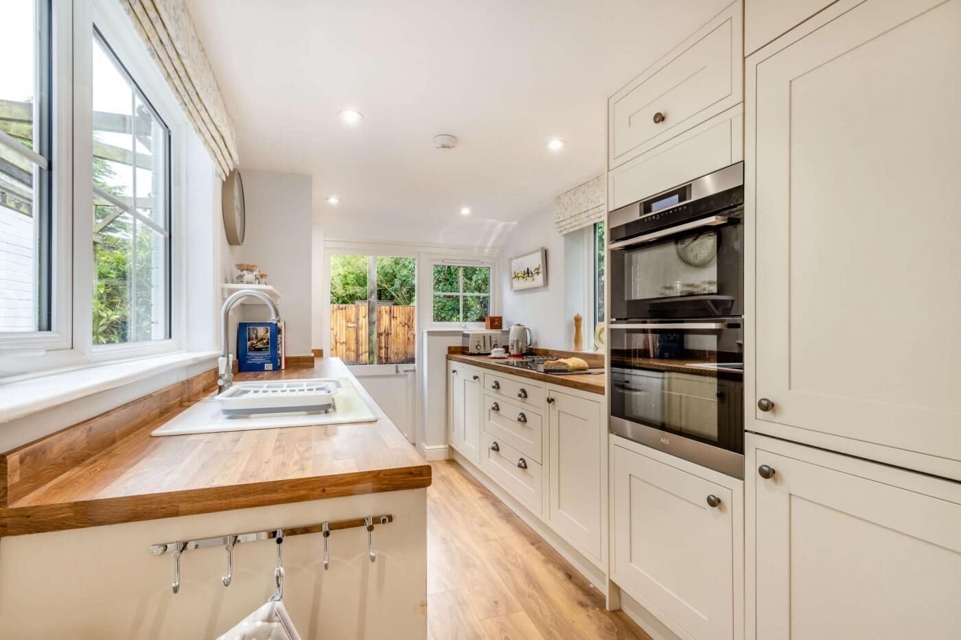 Ovn, oppvaskmaskin, høy barnestol og kjøkkenutstyr