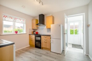 Microwave, oven, dishwasher, cookware/dishes/utensils
