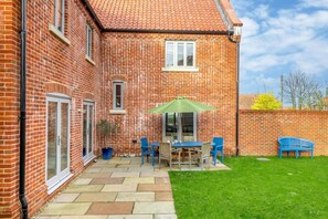 Outdoor dining - 4 Bed in Holt (oc-y27156) (Weybourne)