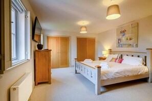 Travel cot, free WiFi, bed sheets - 4 Bed in Holt (oc-y27156) (Weybourne)