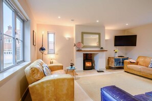 Fireplace - 4 Bed in Holt (oc-y27156) (Weybourne)