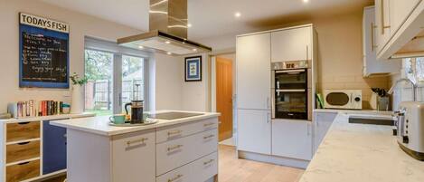 Lavavajillas, silla alta para bebés, utensilios de cocina