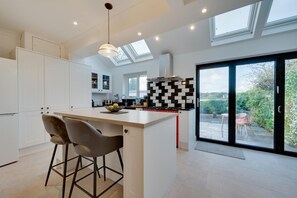 Microwave, oven, dishwasher, high chair - 3 Bed in Mumbles (oc-hh27052) (The Mumbles)
