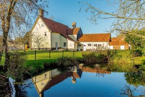 A traditional house with a large garden and a pond in front. - 5 Bed in Metfield (oc-stfarm) (Metfield)