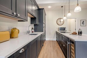 Microwave, oven, dishwasher, cookware/dishes/utensils - 3 Bed in Cromer (oc-2380) (Cromer)