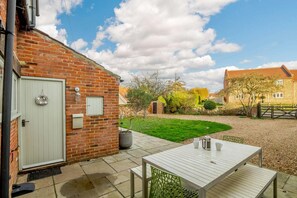 Outdoor dining - 3 Bed in Brancaster (oc-h27159) (Brancaster)