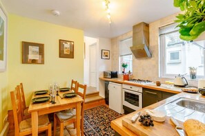 Microwave, oven, cookware/dishes/utensils - 2 Bed in St. Ives (oc-s27148) (Saint Ives)
