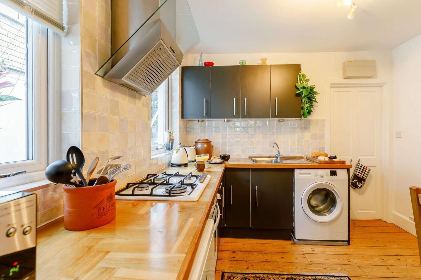 Mikrovågsugn, ugn, barnstol och grytor/köksredskap