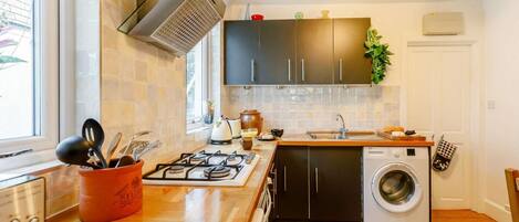 Mikrovågsugn, ugn, barnstol och grytor/köksredskap