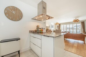 Microwave, oven, dishwasher, high chair - 4 Bed in Saundersfoot (oc-pw9285) (Saundersfoot)
