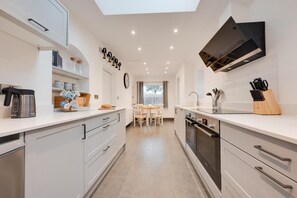 Oven, dishwasher, high chair, cookware/dishes/utensils - 6 Bed in Bacton (oc-2316) (Bacton)