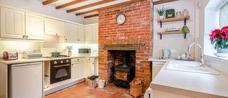 Microondas, horno, lavavajillas, silla alta para bebés